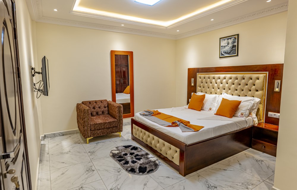 Queen Executive Studio
